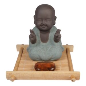 Keramiek beeldje peace Amber op bamboe plankje met witte achtergrond